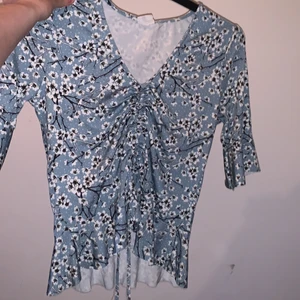 Ginatricot storlek S - Man kan justera formen i mitten med hjälp av banden.