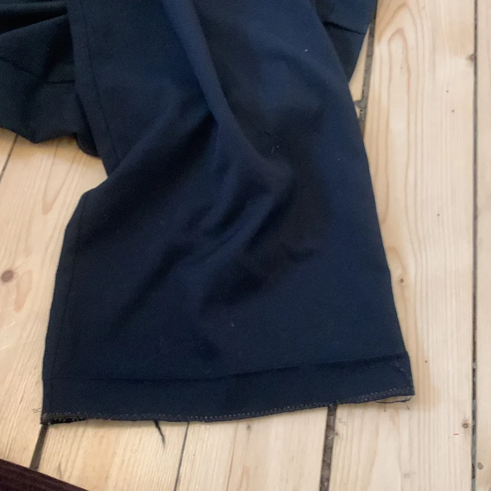 Svarta kostymbyxor från monki(första bilden från deras hemsida) som tyvärr är för små i midjan. Har lagt ner byxbenen någon cm själv men det syns inte så mycket🖤🖤🖤Fraktar gärna men köparen står för kostnad.. Jeans & Byxor.