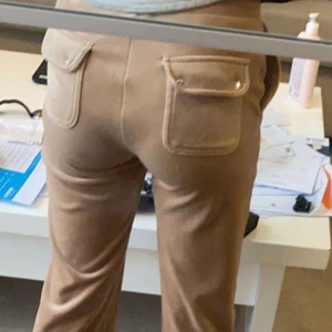 Juicy byxor st Xs - Hej, hjälper min vän att byta hennes juicy byxor. Dom är nästan helt nya köpta för ungefär 1,5 vecka sen använda Max 4 gånger. Hon skulle vilja byta till ett annat par i xs om ni har några i xs som ni skulle vilja byta hör av er till mig och skicka bild på byxorna💓 (kan också sälja men för 1000kr)❤️