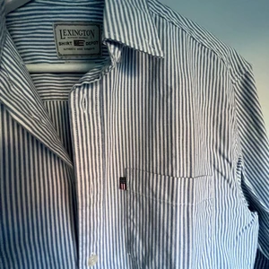 Lexington skjorta - Lexington skjorta i storlek S (herr). Passar säkert dam också
