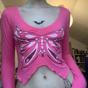 Fjärils topp  - Topp från shein som är för liten för mig 