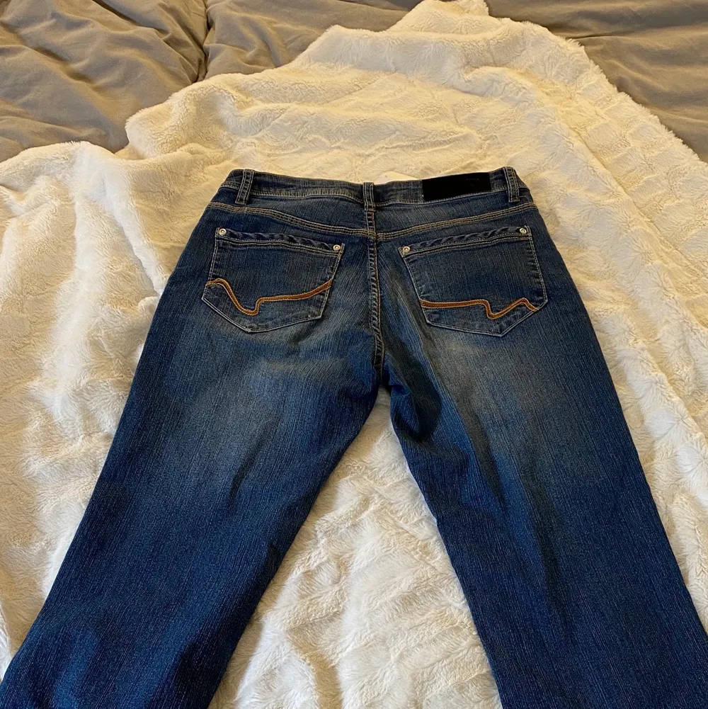 Säljer dessa skitsnygga Low/Midrise jeans i jättefint skick! Köpta på second hand med från märket Tracy. Midjemått rakt över: 36cm, innebenslängd: 80cm. Passar storlek Xs/S. Först till kvarn som gäller. Skriv privat vid intresse💗 Frakt tillkommer på 57kr (spårbar)📦. Jeans & Byxor.