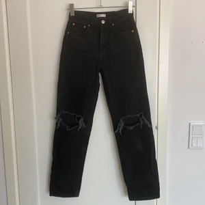 Gina tricot jeans strl 34 - 90’s high waist jeans från Gina tricot i storlek 34, färgen offblack. Nyskick! 🌸 köparen står för frakten.