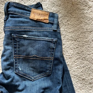 Ralph lauren jeans - Ralph lauren jeans i riktigt snygg tvätt och hål på ena knät. Supersnygga och knappt använda. Storlek 26/32. Lågmidjade!! SÄLJER UT ALLT SÅ PRUTA. GÅR TYP MED PÅ ALLA PRISER :)