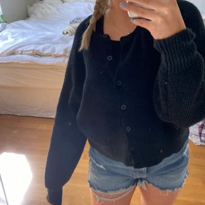 Svart stickad kofta - Säljer denna svarta kofta med glitter i, superfin och sparsamt använd, säljer då den ej kommer till användning 💕💕💕 storlek XL och sitter oversized på mig som brukar ha S/M😚😚 PM om du vill ha fler bilder