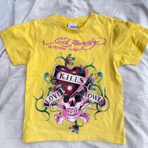 Ed Hardy baby tee - En T-shirt från ed-hardy som passar strl xs-m jättefint skick!! 250:- skickar spårbart, köparen står för fraktkostnad 66:- ☺️ (obs! Köpt second hand så kan inte garantera äkthet)