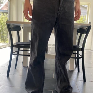 Monki jeans - Strl 31 i midja, passar i längden på mig som är 183. Okej skick.