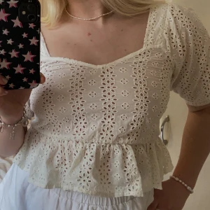 Topp från Gina Tricot - Fin blommig volangtopp från gina, perfekt nu till sommaren🌼🌸☀️