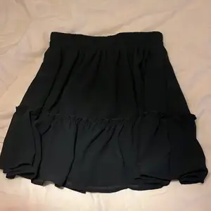 Superfin kjol från New Yorker med prislappen kvar! Köpt förra sommaren men aldrig använd. Säljer eftersom att den inte kommer till användning.