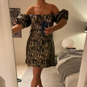 Cocktailklänning - Den perfekta cocktail klänningen helt sjukt snygg men för stor för mig😭 står strl S/M men skulle mer säga M/L 