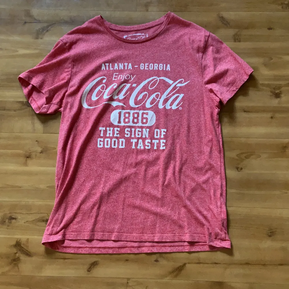 Snygg äkta Coca-Cola T-Shirt som jag nu säljer eftersom att jag inte använder den längre. 9/10 condition. . T-shirts.