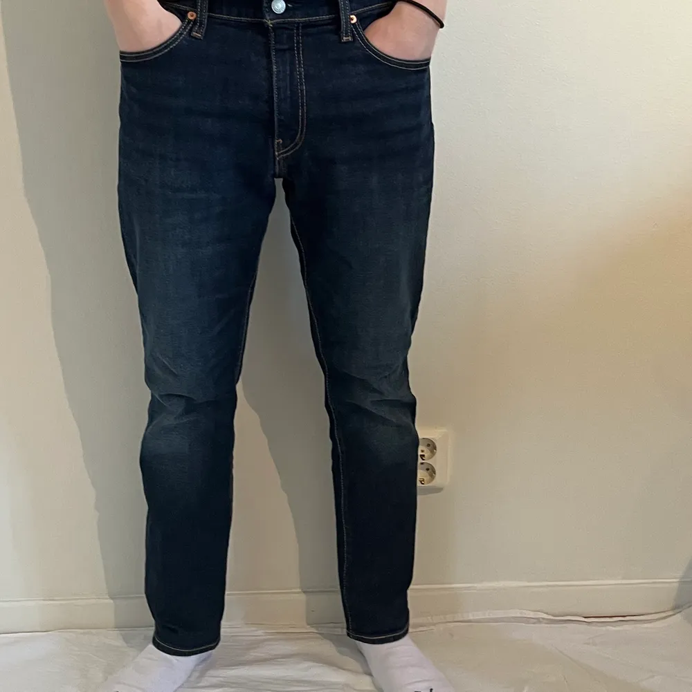 Blåa Levis jeans köpta för cirka ett år sedan. Byxorna är i bra skick och är knappt använda. Modellen är 511. Köpta för 1199. Passar precis som andra Levis jeans . Jeans & Byxor.