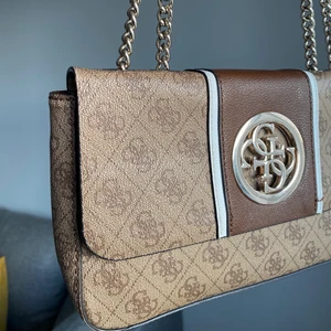 GUESS väska  - Jättefin guess väska Pris 700kr köpt från Zalando 1500kr