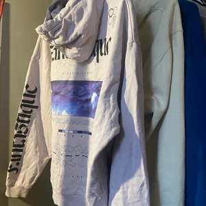 Ljus lila oversized hoodie - Super skön oversized hoodie från crooked tongues. Ljus pastell lila färg med tryck fram och bak. Storlek M men sitter stort.