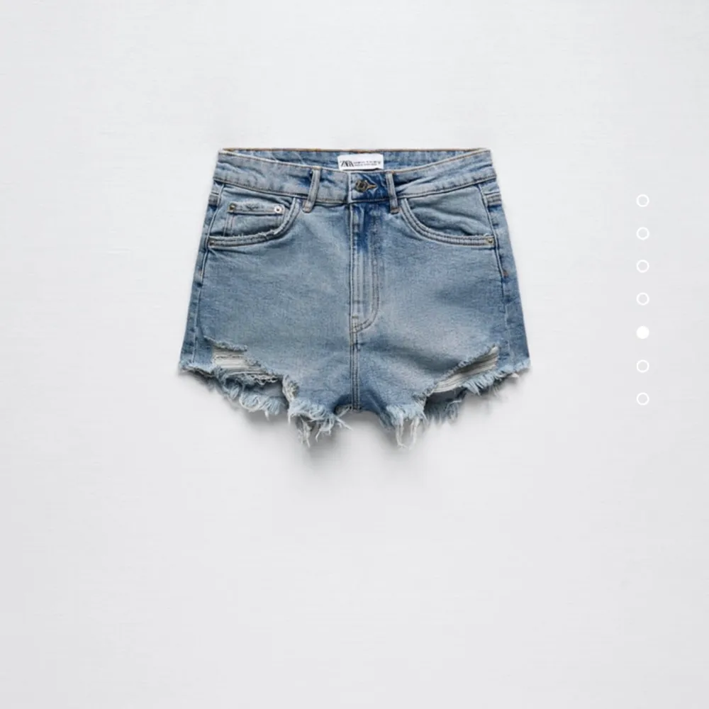 Skit snygga shorts från zara som inte kommer till användning . Helt nya m prislapp kvar. ✨💕 köparen står för frakten 📦. Shorts.