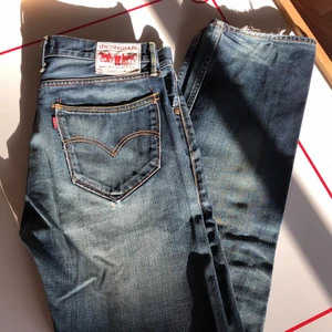 Levi strauss & co jeans - Jeans från Levi strauss & co i herrmodell, modell 504 straight. Lite slitage längst ned på ena fickan och nere vid fötterna (kan skicka bilder om så önskas). Det står dessvärre inte storlek på dem men jag matte insidan midjan till ca 90-95 cm.❤️ Bara att höra av er vid frågor!