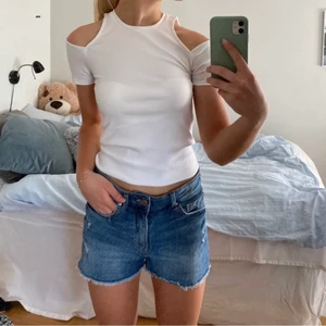 T-shirt - Säljer denna super fina tröja från zara säljer pga andvånder inte!❤️ skriv privat för fler bilder!❤️