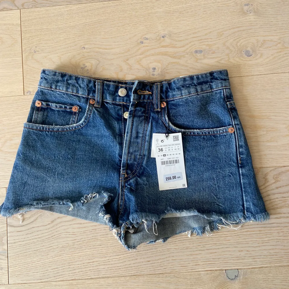 Säljer mina helt oanvända zara shorts då dem tyvärr är lite små för mig. Modellen heter Mid-Rise o är slutsålda på hemsidan.💜. Shorts.