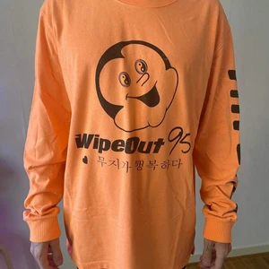 Tröja från weekday - Wipeout 95 står det på tröjan, å det är ju kul! Innehåller även texter som apocalyptic soundsystem å gravity radio vilket får mej att känna att den här tröjan bara är i början av sin resa genom tellus! Jag är 183 cm och den är i storleken xl. 