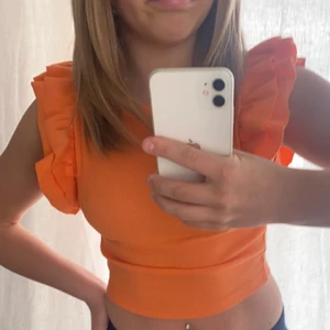 Zara topp - Säljer denna fina zara toppen i storlek S!! Använd fåtal gånger, är i jätte bra skick!! ❣️ Köparen står för frakt 