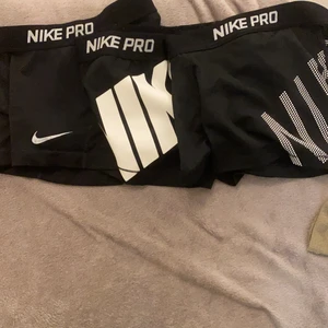 Nike pros - Säljer mina Nike pros då jag inte längre har användning av de. De är använda o lite av märket har slitits vid tvätt. Säljer därför alla tillsammans för 100kr