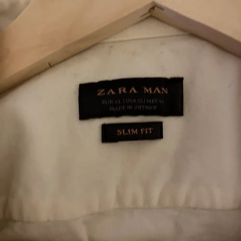 Vitskjorta Zara XL 98 %bomull knappt använd. Skjortor.