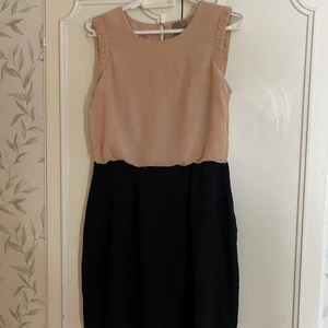 Klänning från Vero Moda - SÅ fin klänning från Vero Moda som sitter SÅ snyggt på! Går till strax ovanför knäna. Endast använd ett par gånger. Dragkedja i sidan. Storlek M.💓