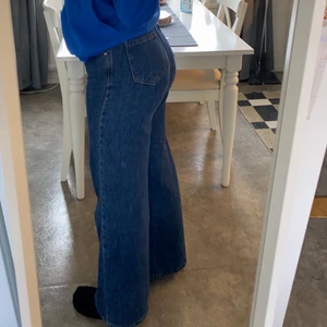 Jeans - Ett par skitanygga jeans, storlek S men passar mig med storlek M (tajta då) lite vida där nere. Bra kvalite, inte använda mer än 2-3 gånger kanske. Fick i födelsedagspresent för 1 månad sen men lite för små för mig. Från Hm, går inte köpa mer (slutsålda) pris går att diskuteras! 