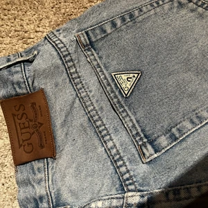 Byxor i från Guess - Ett par lightwashed jeans ifrån Guess. Jätte fina low-rise tyvärr trivs jag inte i det och det är därför jag säljer dem. 