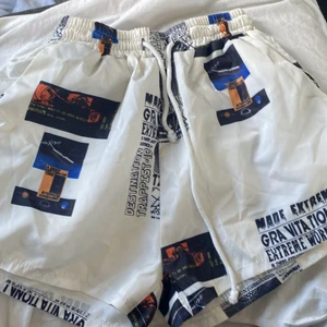 Shorts från shein - Finns inte att köpa på shein längre! De är i lite badshorts material nästan. Otroligt skönt på sommaren då dom är luftiga och tunna☺️