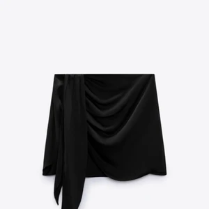 Zara kjol - Svart mini kjol i silke. Storlek S, helt oanvänd, prislappen kvar, säljer pga för liten i midjan