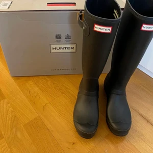 Hunter gummistövlar - Storlek: 38, aldrig använda och säljer pågrund av att de aldrig kommer till användning 💕 Skokartongen medföljer såklart. Köparen står för frakt 📦 🚚 