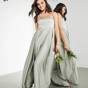 Balklänning  - Balklänning i färgen Salviagrön, helt oanvänd endast provad (tiden för retur utgick) Helt slutsåld på ASOS hemsida, nypris 1300kr. Bekväm och jättesnygg. Priset kan diskuteras