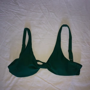 Bikiniöverdel - Superfin mörkgrön bikiniöverdel från Shein i storlek M men den är som en S. Helt oanvänd då den tyvärr var för liten. Pris: 40kr + frakt