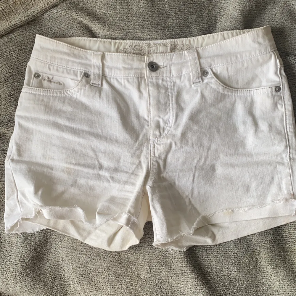 Vita jeansshorts från oui moments. Fint skick, sällan använda. Storlek US6/EU38. Shorts.