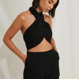 Cross neck top - (Bilden är lånad från hemsidan) En svart topp från NA-KD med knytning i ryggen. Använd ett fåtal gånger. Skriv för fler egna bilder på toppen.