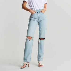 Jeans från GinaTricot - Jeans från GinaTricot strl. 38!! Super snygg bralla men förstora för mig, tyvärr!!🦋 använda ett fåtal gånger!! Köparen står för frakten!💘