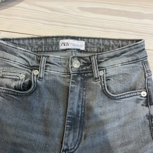 Zara jeans  - Säljer pga inte min stil. Det är mid waist asså börjar dem lite  efter naveln. Dem är i nyskick en månad gamla och andvända 1gång Innerbenslängden är 85cm men det ser bra ut liksom för dem blir lite lösa i benet! Midjemåttet från sida till sida är ca 31cm. Skriv för mer information! 😘💘