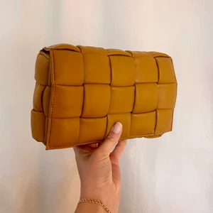 Botella Brick bag - Jättefin brun väska från Noella, använd 2 gånger och helt i nyskick. Snygg att ha både till neutrala och skarpa färger. Färgen stämmer mer med första bilden. Hör av er vid frågor, pris kan självklart diskuteras 💓💓💓