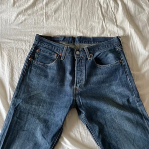 Levis 501 orginal - Klassiska 501:or som är väll använda med skönt slitage, bra skick! Köpta i USA för några år sedan. Skriv för mer info/bilder!