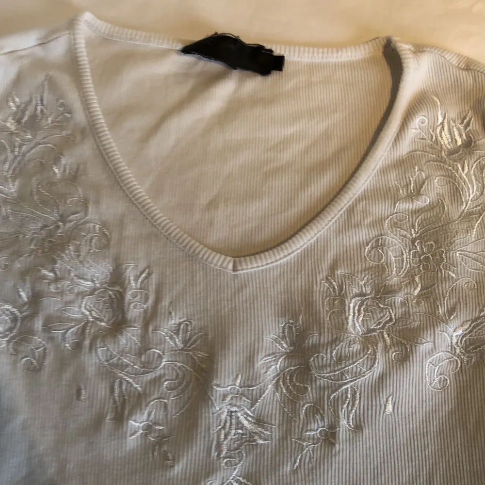 Jätte fin vit tröja. 1:a bilden är lånad från förra ägaren som jag köpte den av här på plick. . T-shirts.