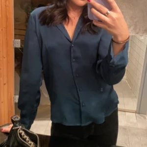 Blus i en grön/blå färg från Ginatricot - Satinblus som är så fin men för liten för mig i en så fin blå/grön färg 