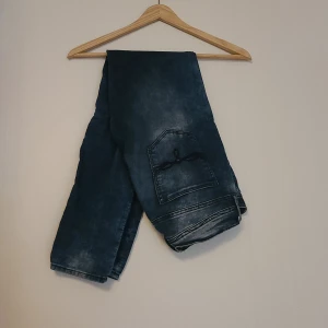 HM jeans - HM jeans. Slitna detaljer. Storlek 28/30 (small/medium).