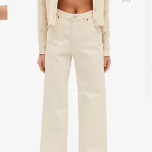 Beiga jeans strl 24 - Jättefina beiga jeans från monki i storlek 24 💖 Använda fåtal gånger pga lite små 💖 Är 167 lång och perfekta i längd för mig!
