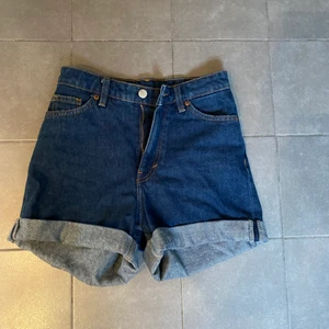 Monki jeans shorts, storlek 24 - Mörkblå shorts från Monki. Jag har aldrig använt som heller. Orginal priset var 200kr