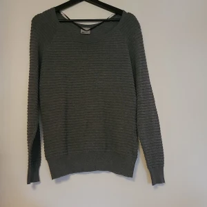 Kofta - Stickad kofta med knappar på ryggen från Vero Moda.