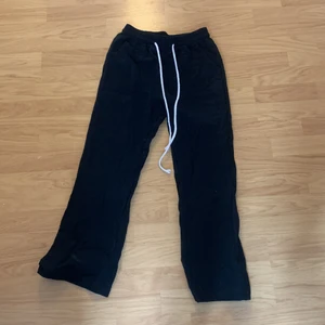 Roxy linnebyxor strl S - Beställde dessa linnebyxor men de var alldeles för små för mig fast jag brukar ha S och är 163. Fler bilder kan skickas privat om det önskas. Köparen står för frakt.