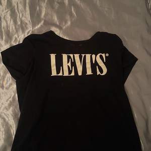 Säljer min mörkblåa Levis T-shirt, storlek S 🤍