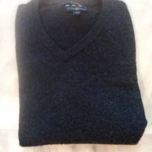 Club Room 100% Cashmere  - Helt ny Club Room 100% Cashmere. Storlek: S, Köptes för 1899:- för ca 4 månader sedan, endast provad ödeig använd. (garderosrensning) fler bilder kan skickas vid intresse 🛍️🌺💌