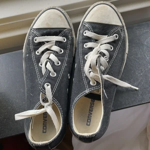Svarta låga converse  - Svarta converse i bra skick de är bara lite smutsiga 😋😋 storlek 35